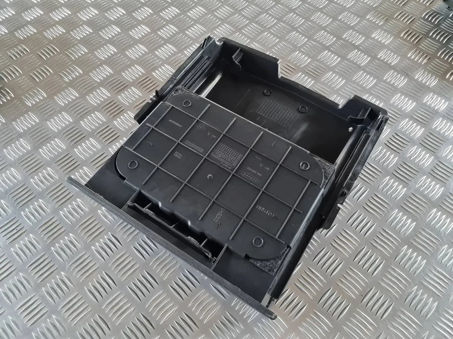 Vano portaoggetti nella griglia RENAULT SCENIC III 2011