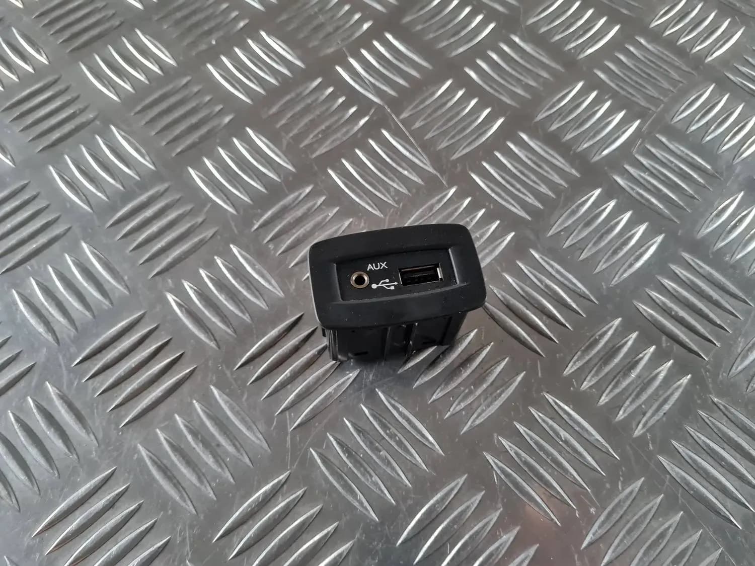 Adattatore audio/video AUX RENAULT SCENIC III 2011 - foto 1
